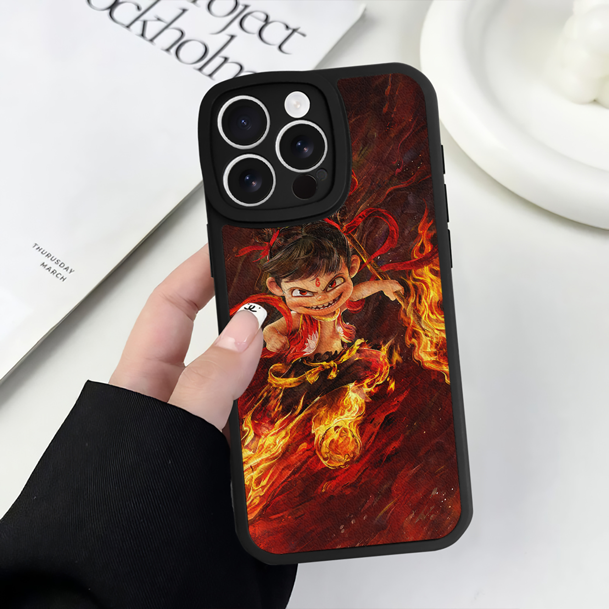 （画像用） Ne Zha 2 ナタ 魔童の大暴れ 【iPhone 16シリーズ対応】シリコンスマホケース（レザー調） 材質：シリコン